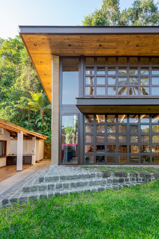 Офис ассоциации Barreiros / Dall'ovo Magalháes arquitetura - внешняя фотография, древесина, дверь, луч
