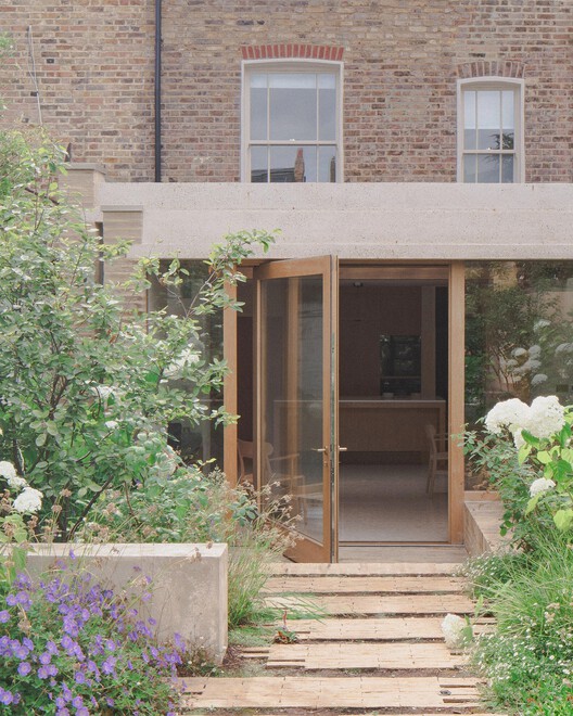 Hackney House / Architecture для Лондона - Внешняя фотография, дверь, сад, бетон, внутренний двор