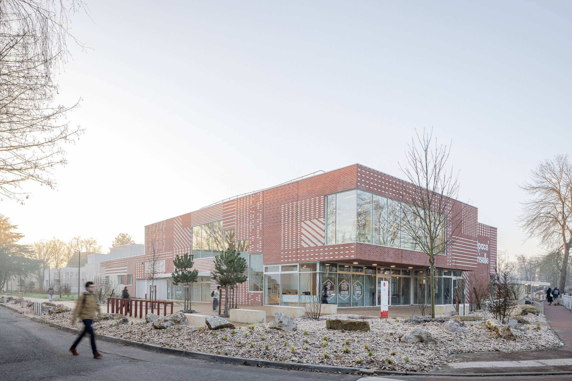 (S) PACE PARISELLE Образовательное здание / D'Houndt+Bajart Architectes & Associés