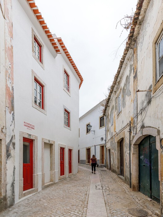 Университетские резиденции | Núcleo a e núcleo b / madalena pereira arquitectura - интерьерная фотография, дверь, бетон