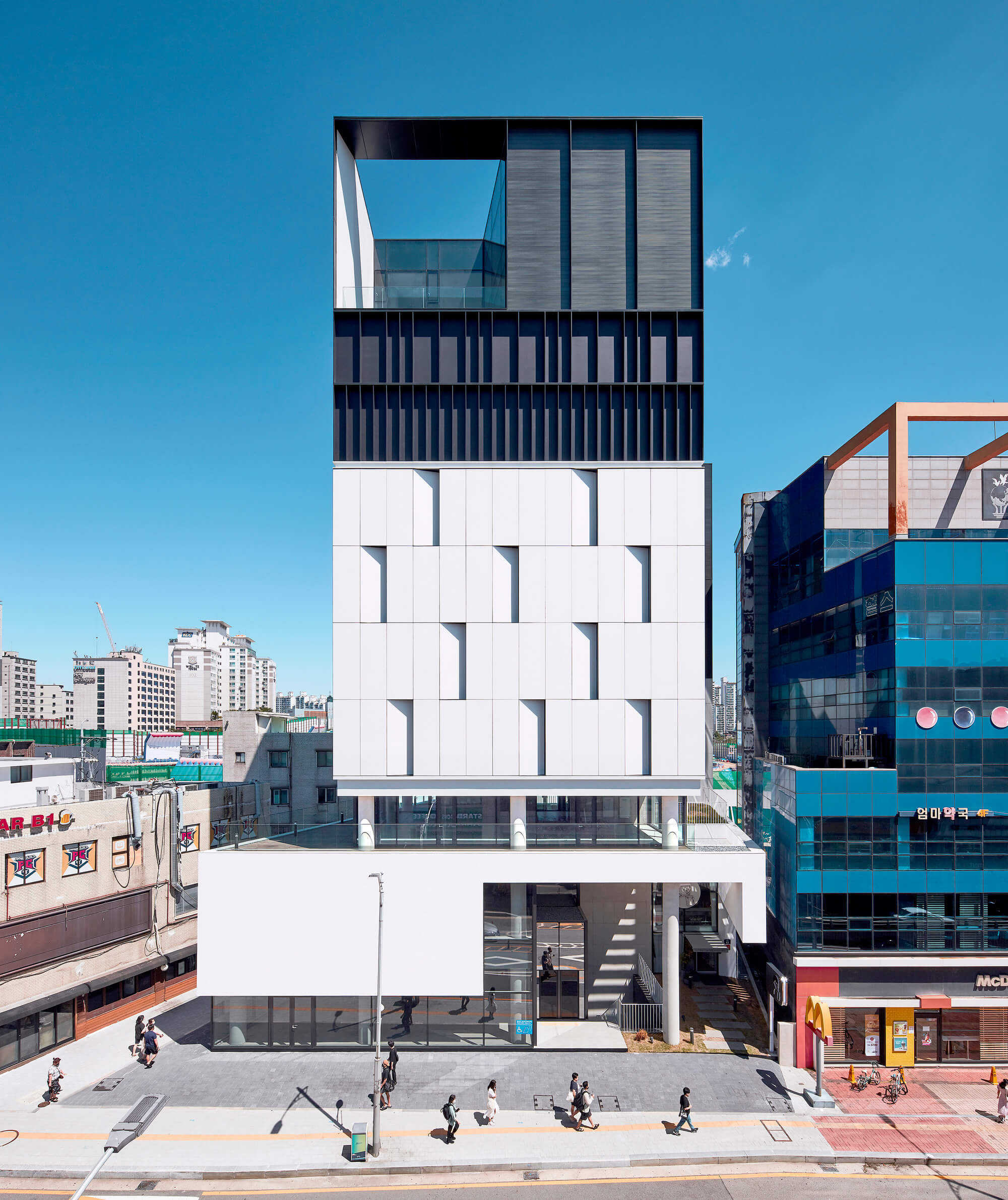 Триплетный код IMUN Neighborhood Facility / L'EAU Design