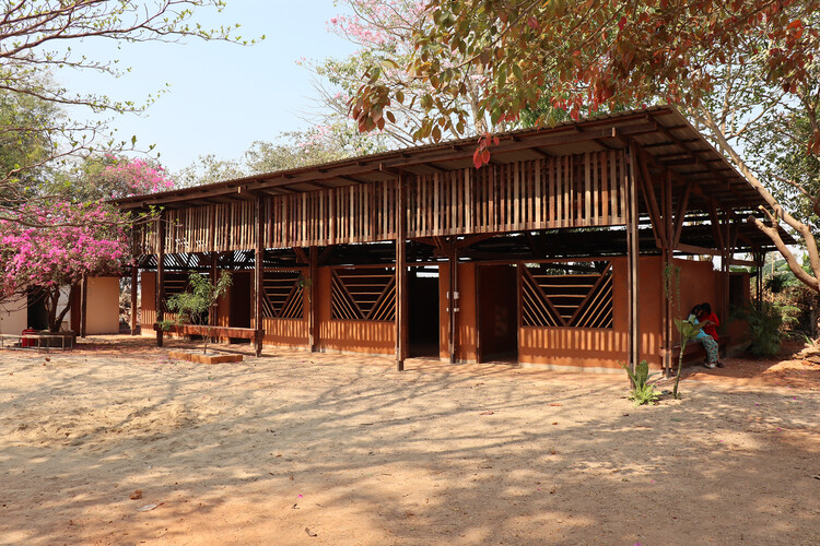 Hway Ka Loke School / Simple Architecture - Внешняя фотография, древесина