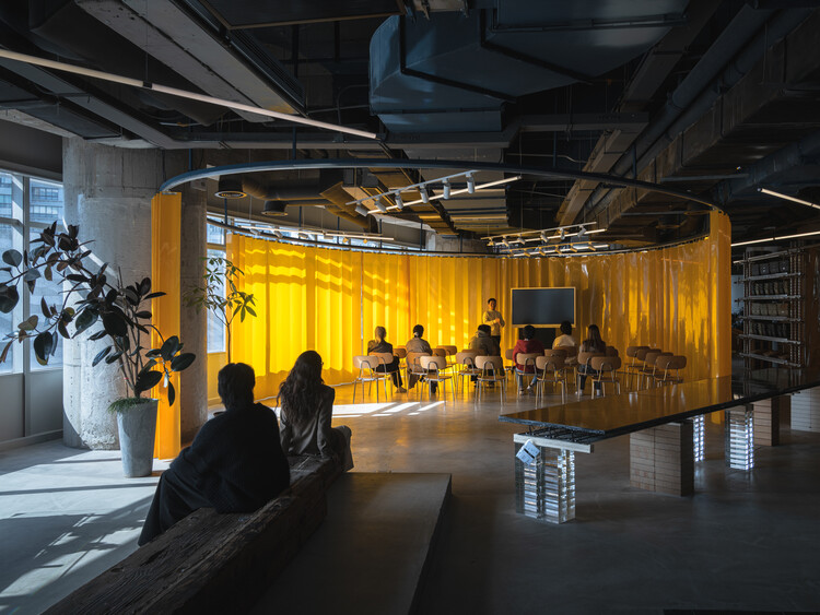 889Glo Art Space / Spactrum - Интерьерная фотография, освещение, стул