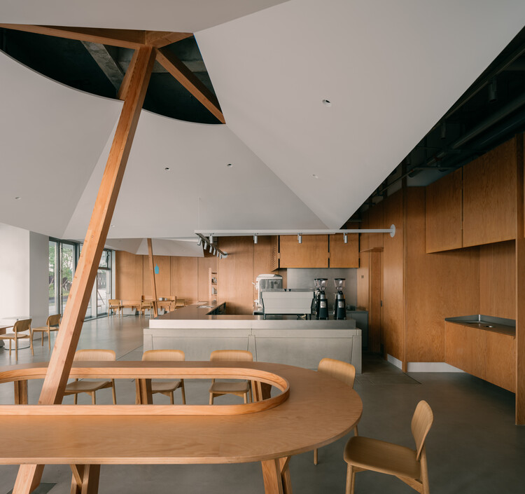 Кофе из синего бутылки в West Bund / Atelier Tao+C - Интерьерная фотография, кухня, дерево, освещение, кресло