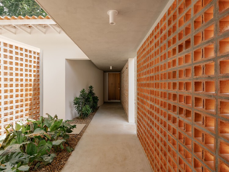 Дом по соседству / Guelo Nunes Arquitetura - изображение 1 из 34