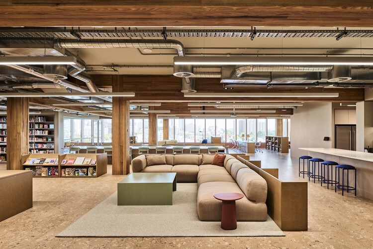 Hardie Grant Workplace / Carr - Интерьерная фотография, гостиная, дерево, стул