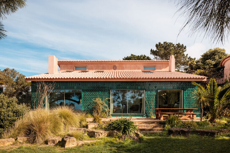 House Azóia AIP / JOãO TIAGO AGUIAR, Arquitectos - Экстерьерная фотография, сад
