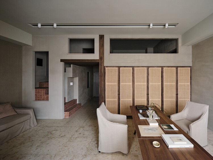 House fc / fws_work - Интерьерная фотография, гостиная, дерево, освещение, стул