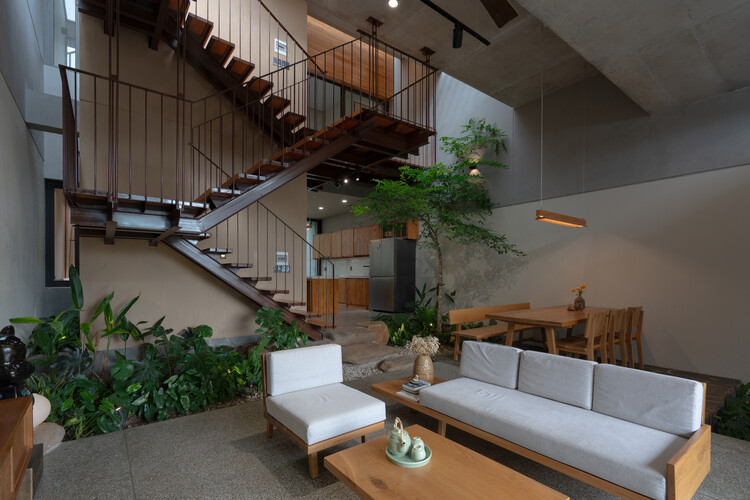 Jinjee House / tad.atelier - Интерьерная фотография, гостиная, стул, балкон