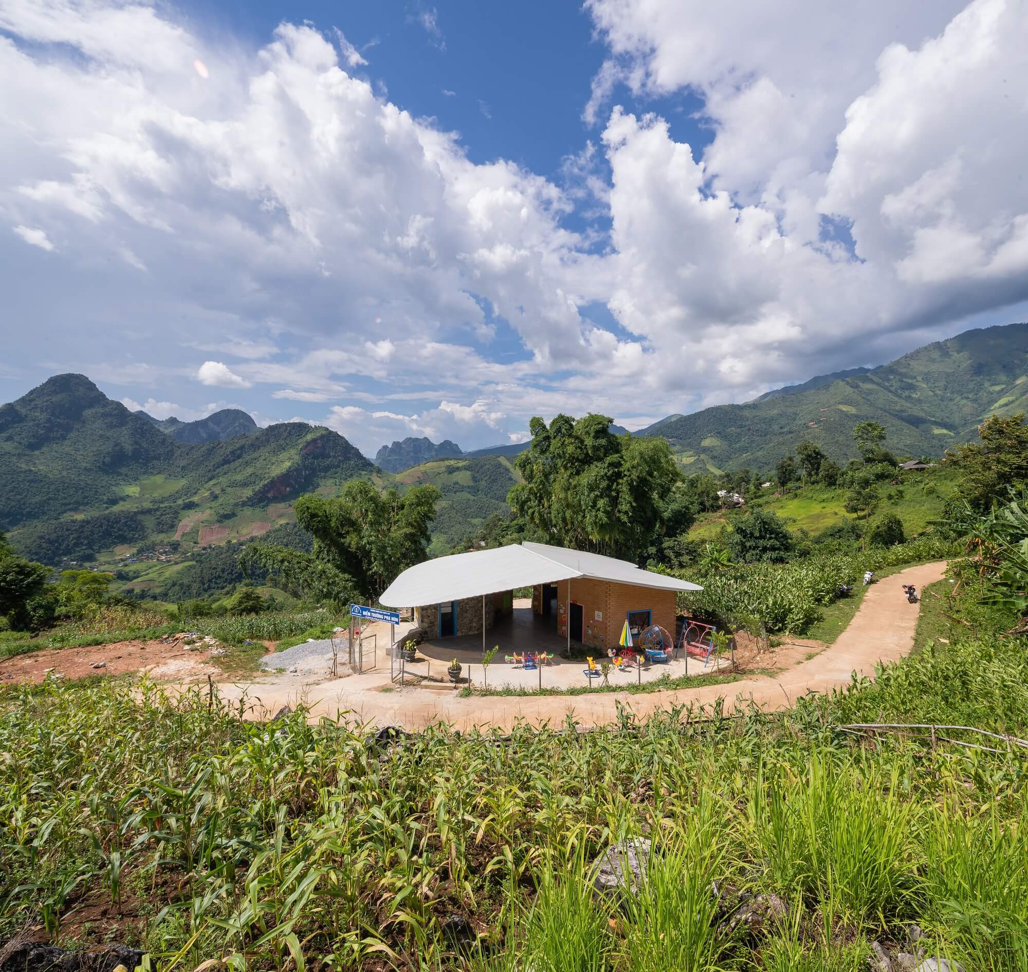 Pha Hún School / 1+1> 2 архитектора