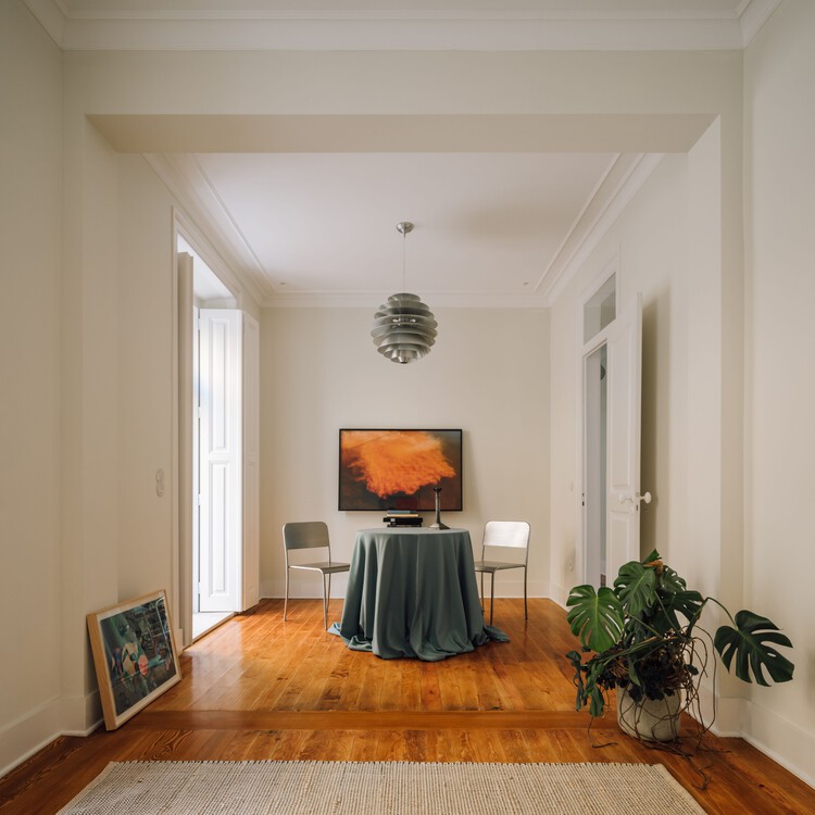 TB5 House / Constante Design - Интерьерная фотография, спальня, дерево, освещение, стол, стул