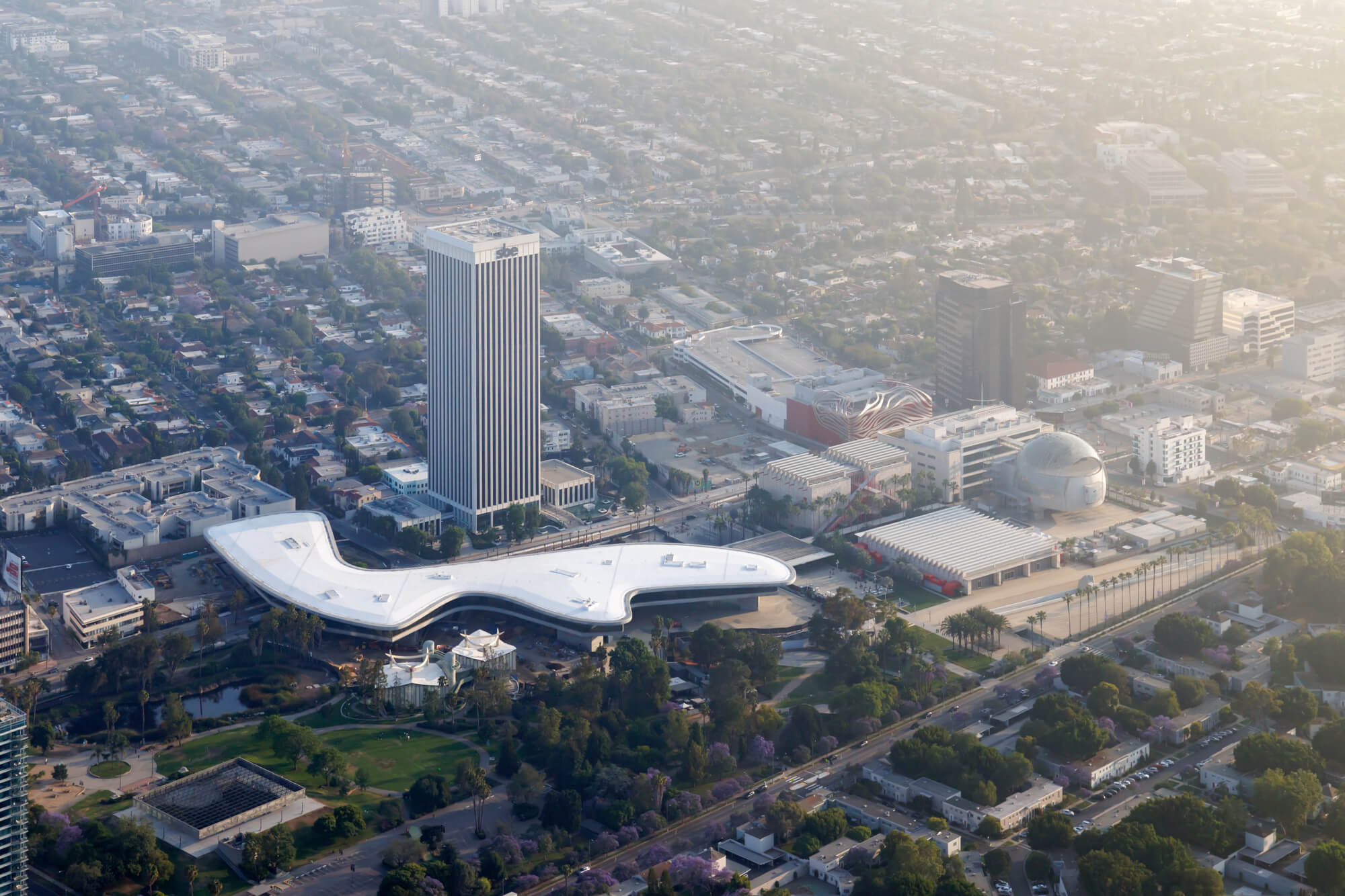 Сначала посмотрите на галереи Lacma David Geffen, разработанные Питером Зумтор